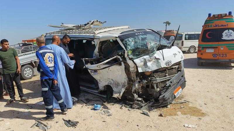 إصابة 11 شخصًا في تصادم سيارة ربع نقل وميكروباص بطريق ”أسيوط–منفلوط”