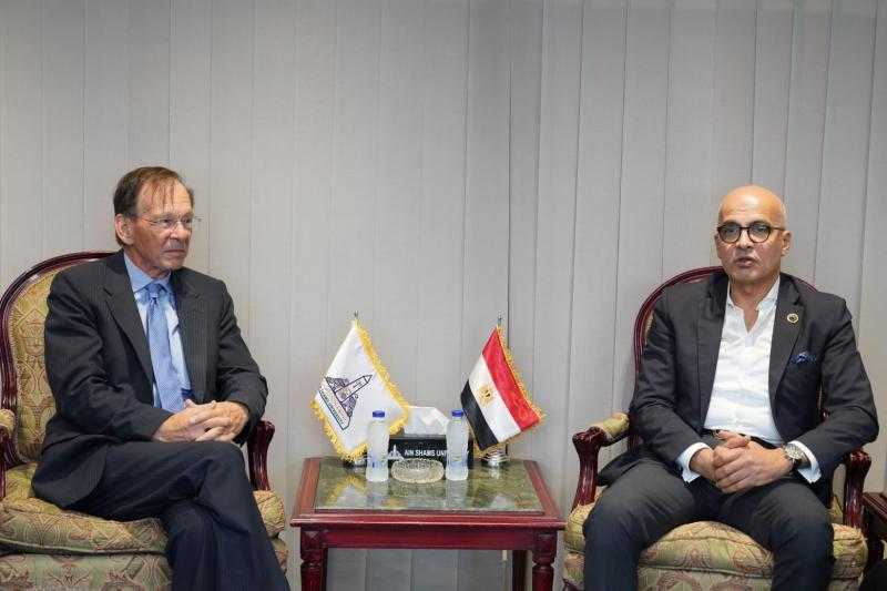 رئيس جامعة عين شمس يستقبل وفدًا من جامعة تكساس الأمريكية لبحث سبل التعاون المشترك