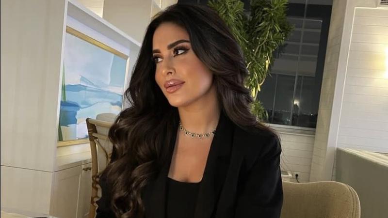 ميرنا نور الدين تتألق بإطلالة  سوداء على إنستجرام