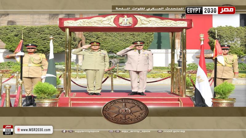 وزير الدفاع مع رئيس أركان القوات الباكستانية