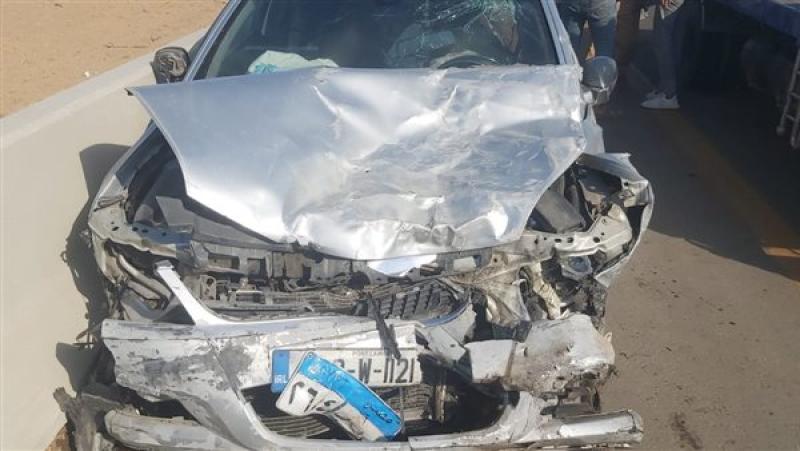 اصطدام سيارة بالرصيف