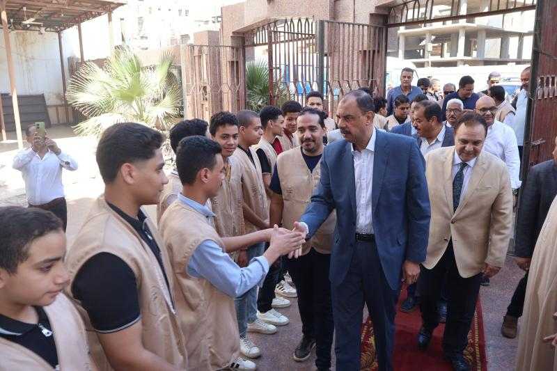 محافظ سوهاج يتفقد الخدمات المقدمة علي هامش  مبادرة صحح مفاهيمك