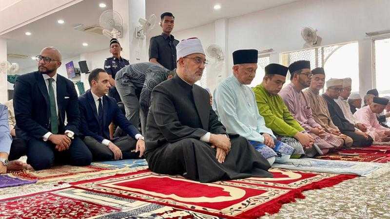 مفتي الجمهورية يؤدي صلاة الجمعة بمسجد القدوس في العاصمة الماليزية كوالالمبور