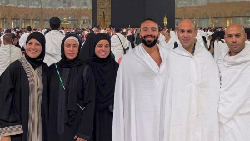 مريم عامر منيب تؤدي مناسك العمرة