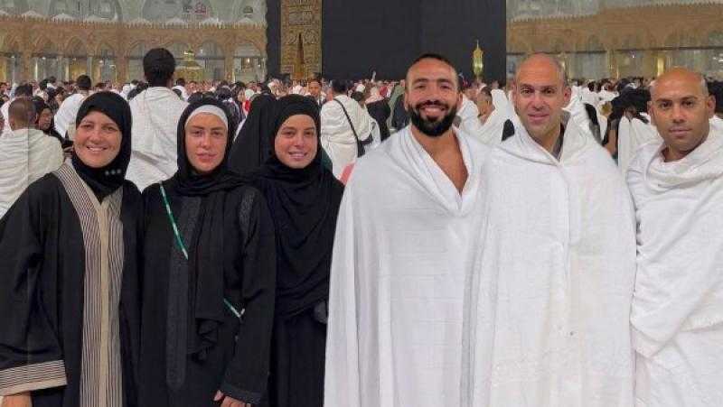 مريم عامر منيب تشارك صورًا  أمام الكعبة المشرفة