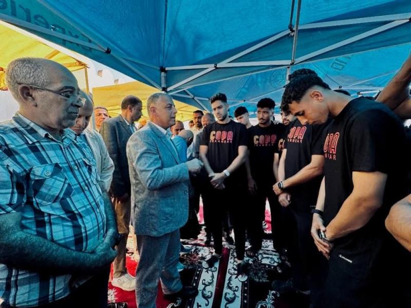 محافظ الإسماعيلية يحفز لاعبي الدراويش قبل مواجهة فاركو