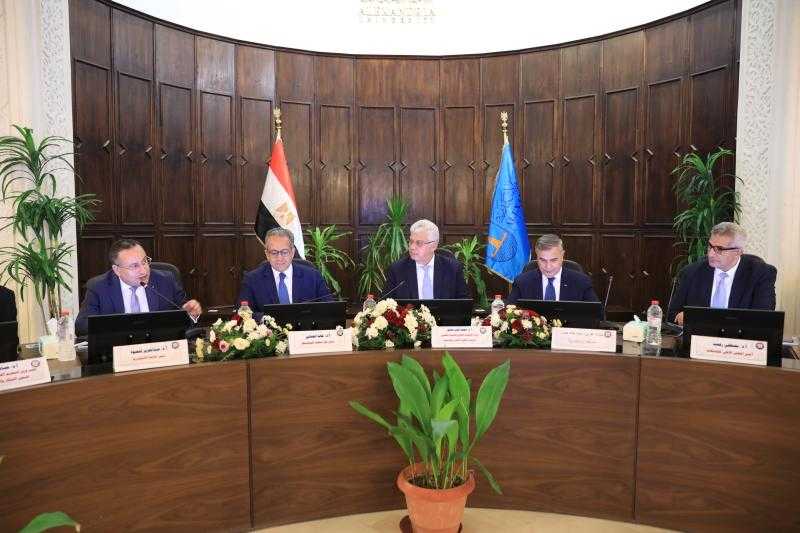 وزير التعليم العالي ومحافظ الإسكندرية يشهدان تكريم المجلس الأعلى للجامعات للدكتور خالد العناني