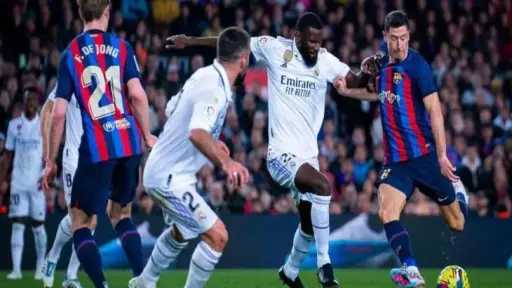 موندو ديبورتيفو تكشف الحكم الأقرب لإدارة كلاسيكو برشلونة وريال مدريد