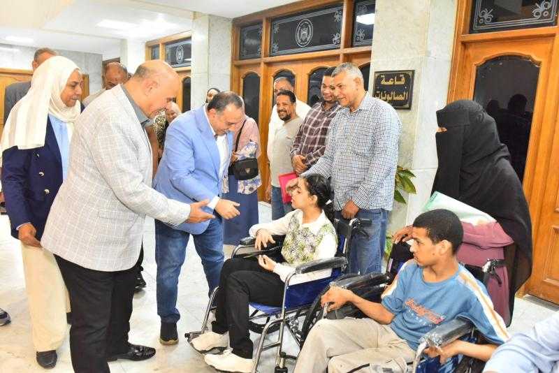 محافظ أسيوط يسلم كراسي كهربائية وماكينات خياطة لذوي الهمم والسيدات المعيلات