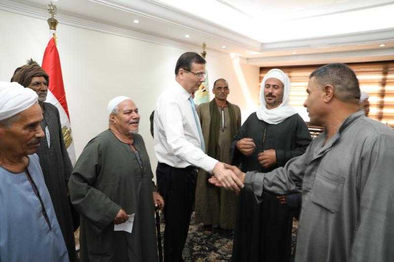 وزير الزراعة يستقبل عدد من الفلاحين ويستمع لمشاكلهم