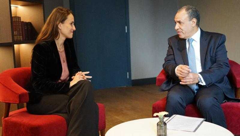 وزير الخارجية يلتقي نظيرته الرومانية على هامش قمة مصر والاتحاد الأوروبي