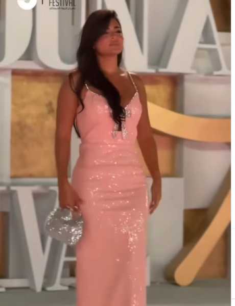 أسماء جلال تثير الجدل بسعر فستانها بختام مهرجان الجونة السينمائي