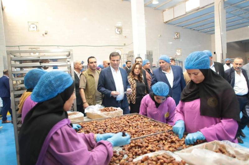 وزيرا التنمية المحلية والزراعة يتفقدان مشروع الإنتاج الحيواني ومجمع تمور الوادي الجديد