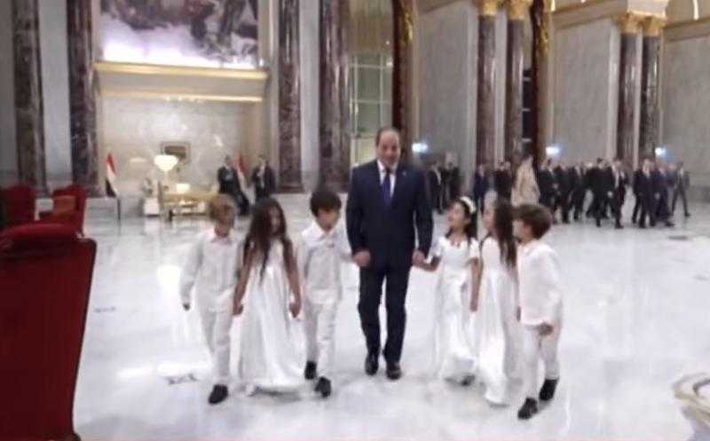 مجموعة من الأطفال يستقبلون الرئيس بمقر احتفالية «وطن السلام»