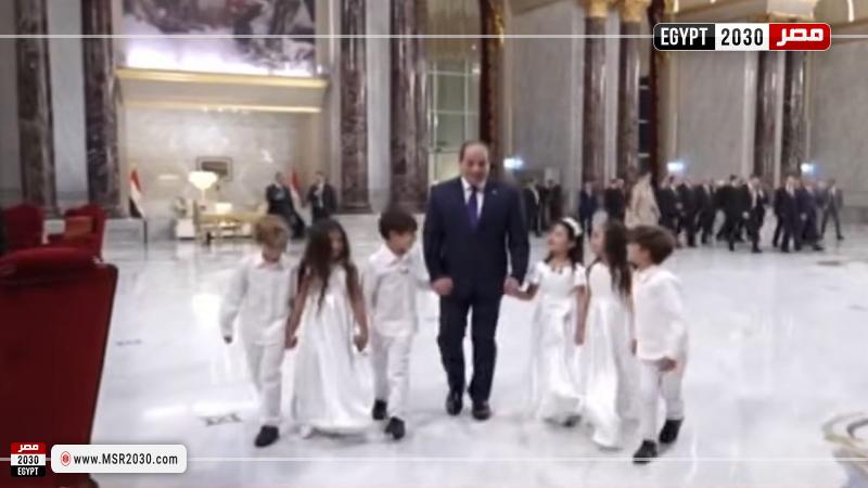 مجموعة من الأطفال يستقبلون الرئيس بمقر احتفالية وطن السلام
