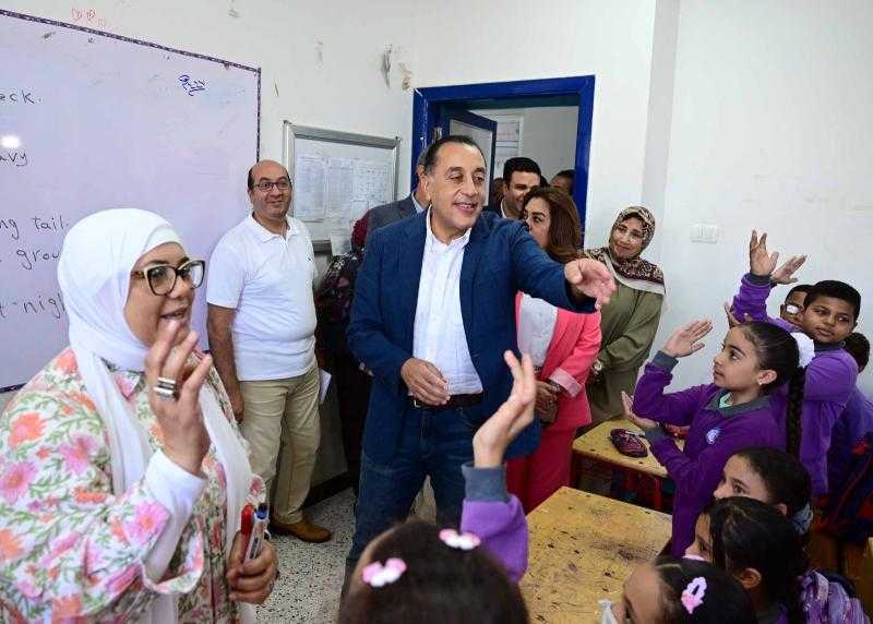 مدبولي يغير مسار جولته بمحافظة السويس ويتفقد مدرسة ”محمد حافظ” الابتدائية