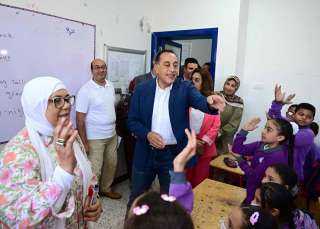 مدبولي يغير مسار جولته بمحافظة السويس ويتفقد مدرسة... مدبولي يغير مسار جولته بمحافظة السويس ويتفقد مدرسة ”محمد حافظ” الابتدائية