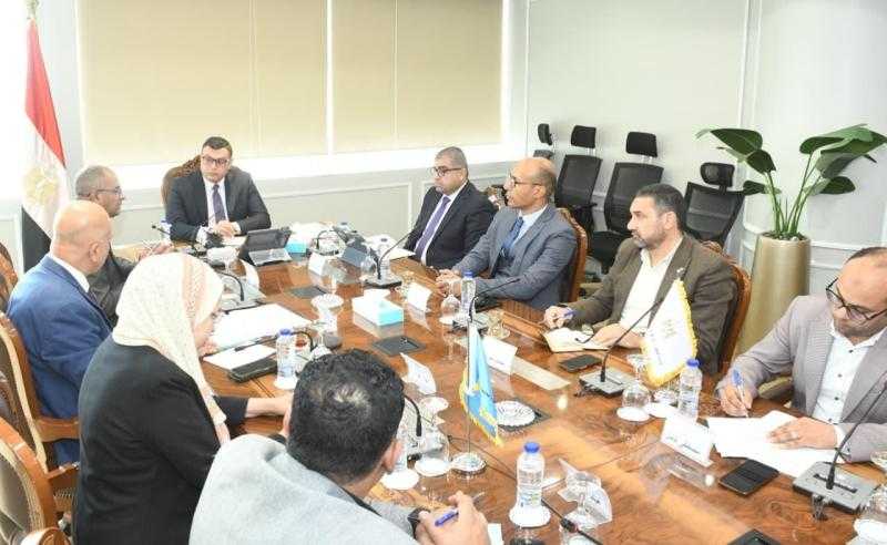 وزير الإسكان يتابع سير العمل بقطاع المرافق بهيئة المجتمعات العمرانية الجديدة