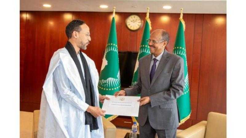 رئيس مفوضية الاتحاد الإفريقي يتسلم أوراق اعتماد مندوب موريتانيا الدائم