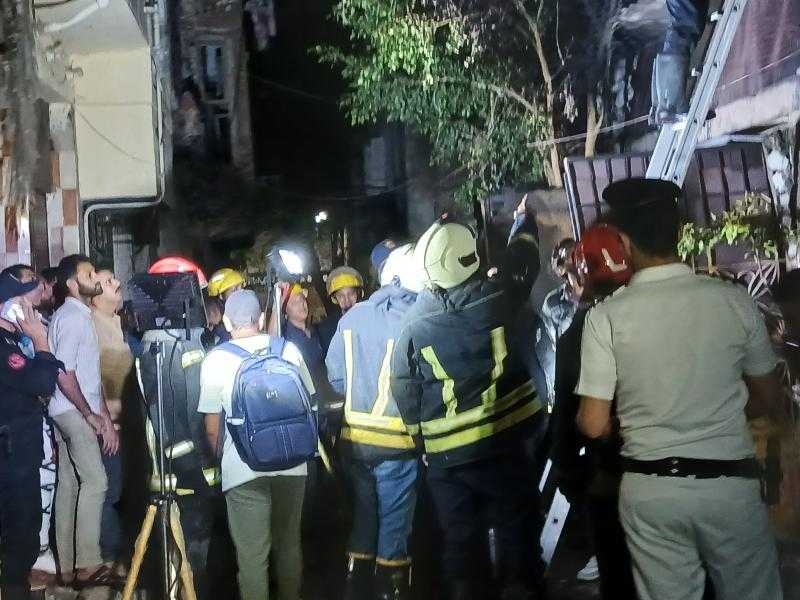 إخماد حريق مخزن قطع غيار سيارات بالإسكندرية