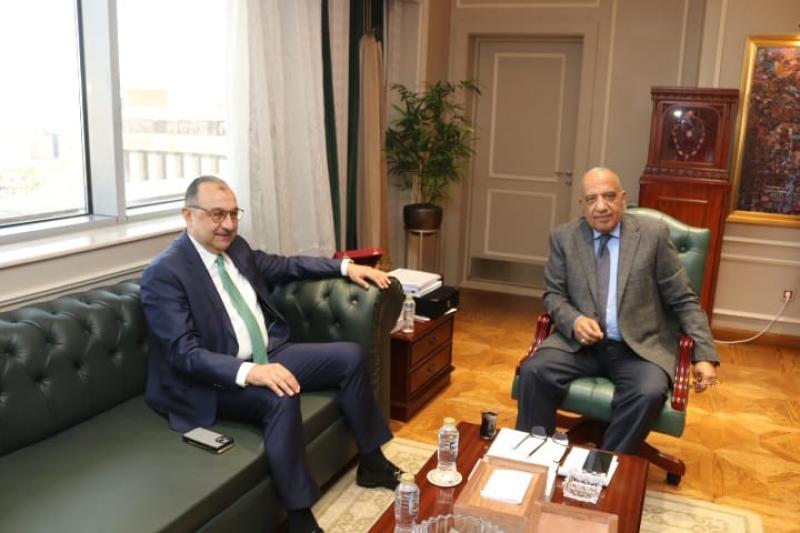 وزيرا الكهرباء وقطاع الأعمال العام يبحثان التوسع باستخدامات الطاقات المتجددة في الصناعات كثيفة الاستهلاك