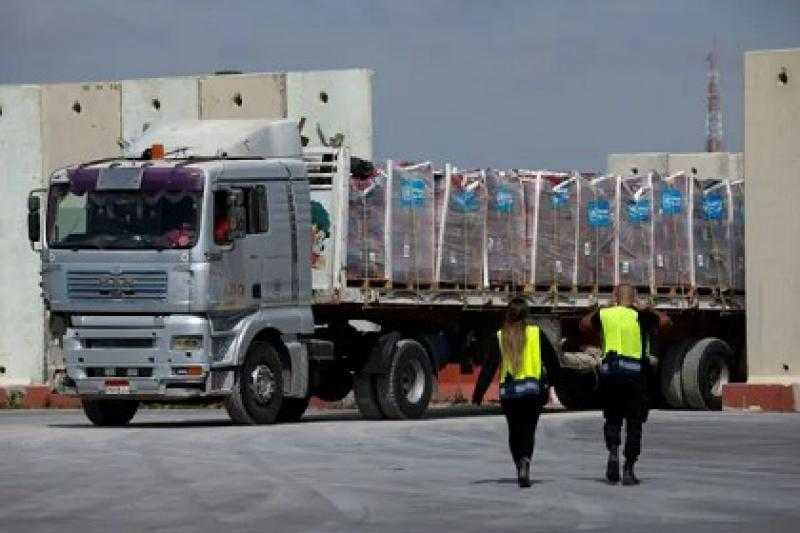 شريان حياة.. شاحنات المساعدات تشق طريقها من مصر إلى غزة