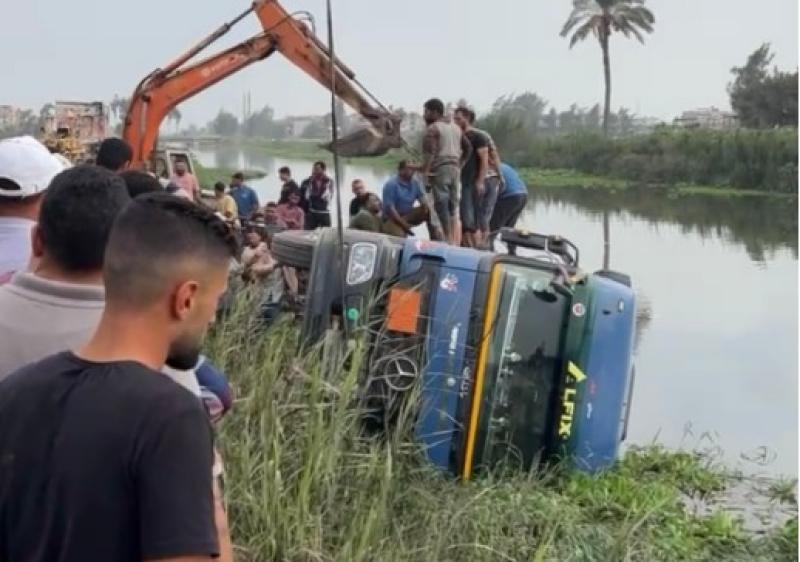 انقلاب سيارة تريلا داخل مصرف فى الدقهلية