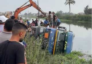انقلاب سيارة تريلا داخل مصرف فى الدقهلية