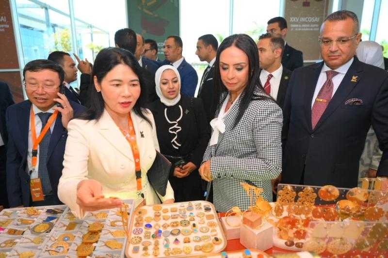 وزيرة التضامن ومحافظ جنوب سيناء يتفقدان جناح معرض ”ديارنا للحرف اليدوية والتراثية” بشرم الشيخ