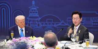 ترامب يعلن توصل الولايات المتحدة وكوريا الجنوبية إلى... ترامب يعلن توصل الولايات المتحدة وكوريا الجنوبية إلى اتفاق تجاري شبه نهائي