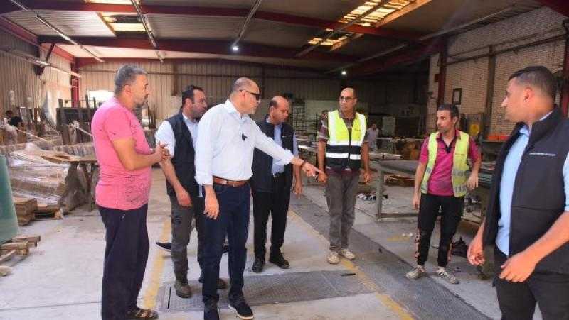 وزير العمل يقود حملة مفاجئة على مصانع العاشر من رمضان لمتابعة تطبيق الحد الأدنى للأجور
