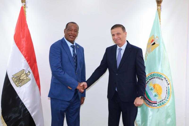 وزير الزراعة ووزير الداخلية الزامبي يناقشان موقف المزارع المصرية المشتركة