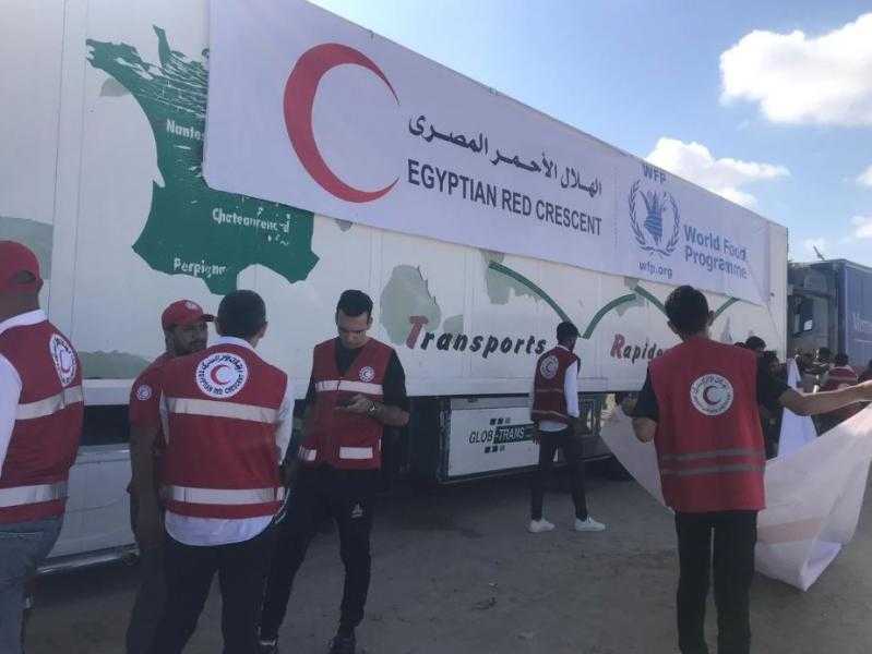الهلال الأحمر المصري يطلق ”زاد العزة” الـ 62 محملة بالمساعدات الإنسانية إلى غزة