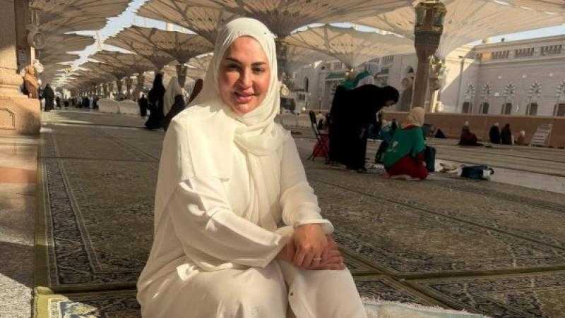 نهال طايل تؤدي مناسك العمرة برفقة زوجها