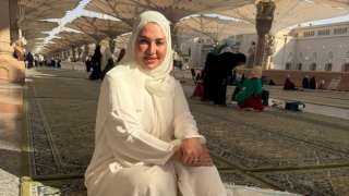 نهال طايل تؤدي مناسك العمرة برفقة زوجها