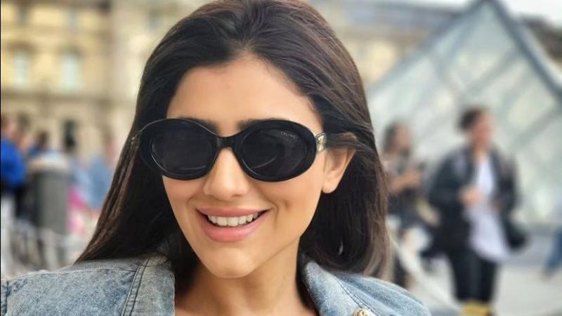 ”حب الطفولة” مي عمر تعبر عن حبها للأهرامات