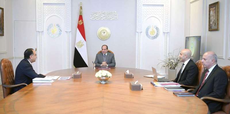 السيسي خلال لقاء سابق مع رئيس الوزراء ووزير التعليم