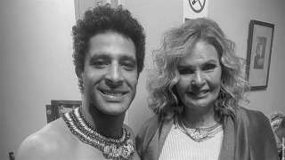 ”بالزي الفرعوني” مصطفى منصور يعبر عن سعادته بافتتاح المتحف المصري الكبير