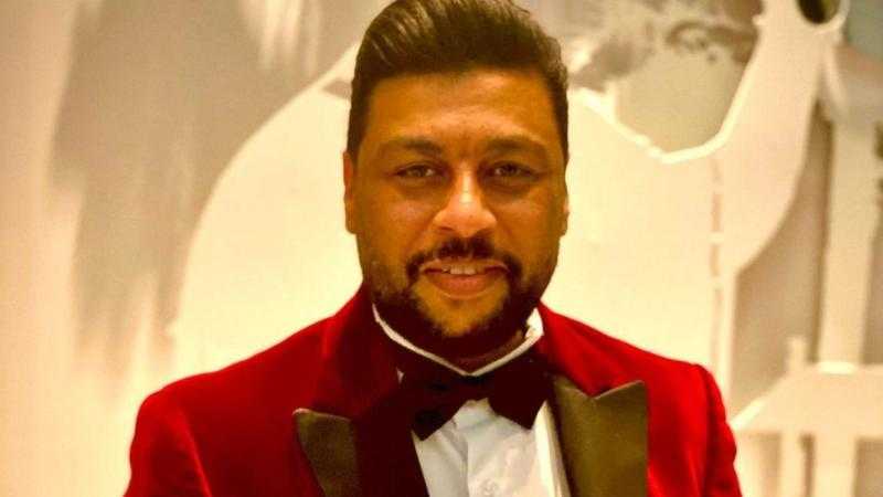 محمد جمعة يشارك جمهوره بصورة لتمثال فرعوني ”يشبهه”