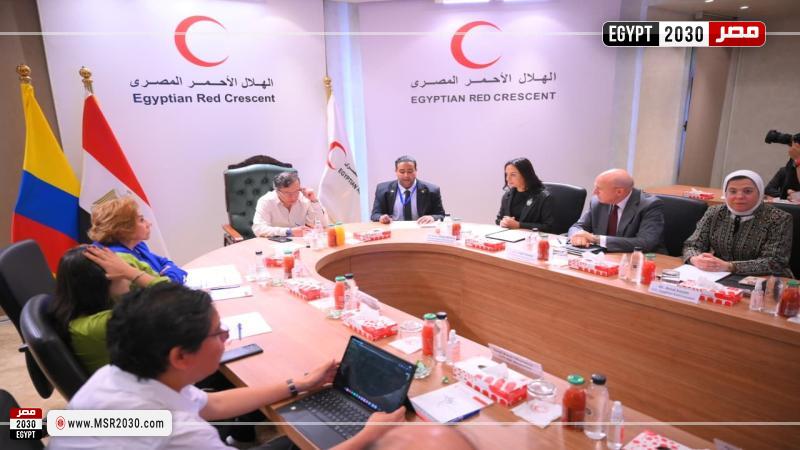 رئيس كولومبيا يزور الهلال الأحمر المصري