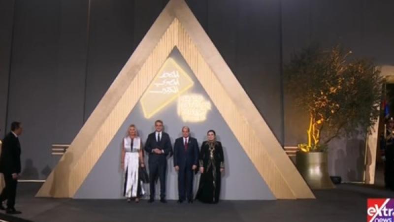 الرئيس السيسي وقرينته يستقبلان الوفود