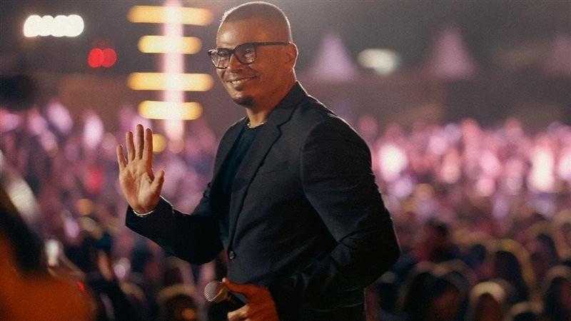 عمرو دياب يشعل أرينا دبي بحفل أسطوري