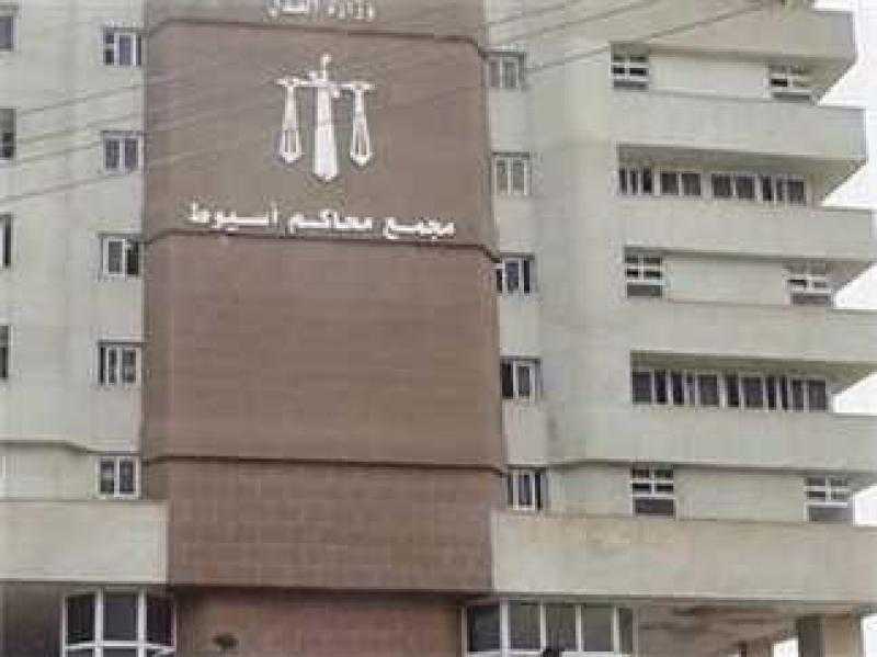 قرار قضائي جديد بمحاكمة نقاشين متهمين بقتل لواء شرطة سابق  وزوجته في أسيوط