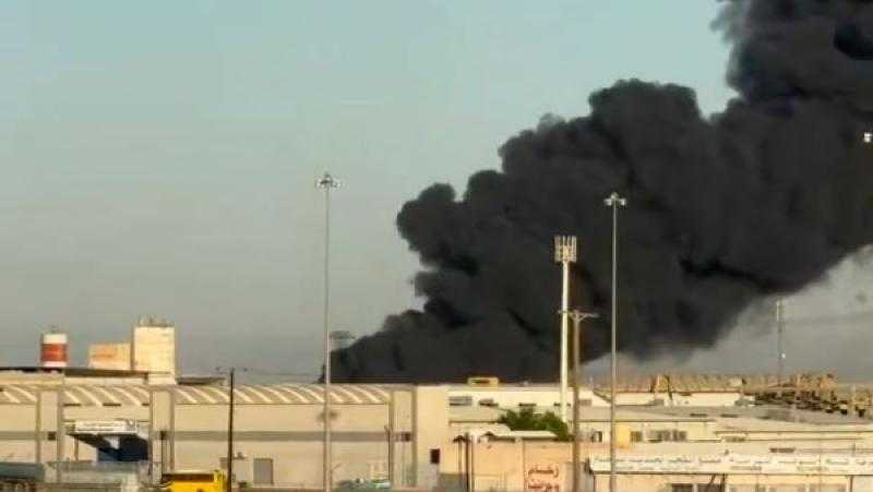 حريق هائل يلتهم مصنع في أمغرة بالكويت وأعمدة الدخان تغطي السماء