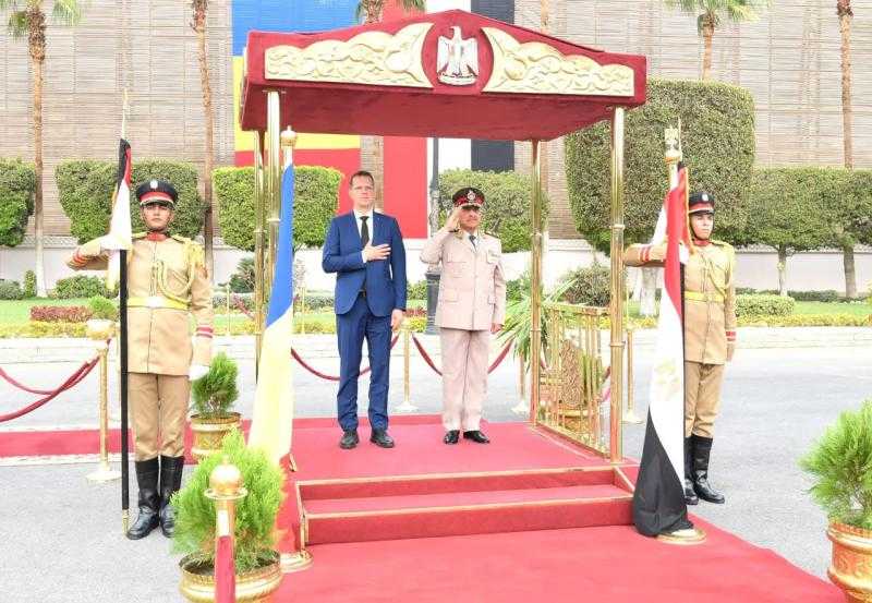 القائد العام للقوات المسلحة يلتقي وزير الدفاع الروماني