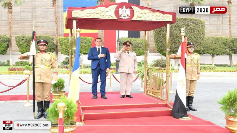 القائد العام للقوات المسلحة يلتقي وزير الدفاع الروماني