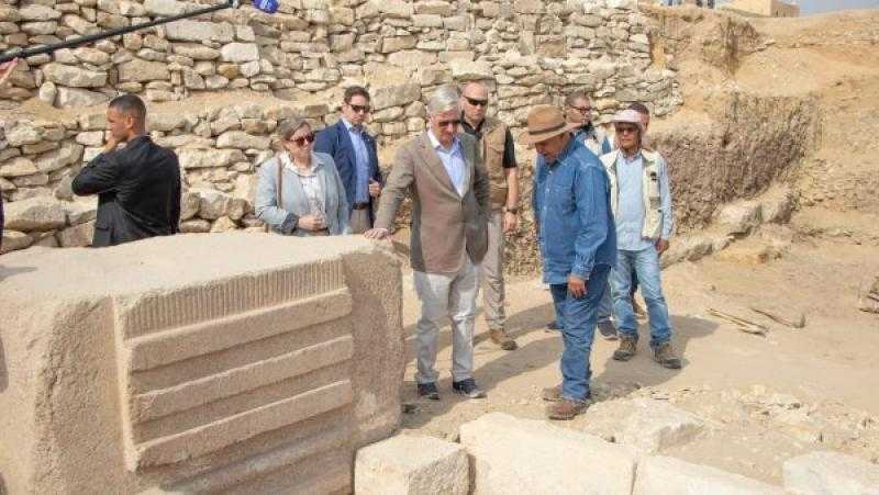 زاهي حواس يستقبل ملك بلجيكا بسقارة