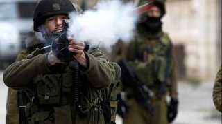 مواجهات عنيفة مع فلسطينيين بشمال رام الله وقوات الاحتلال تطلق قنابل غاز