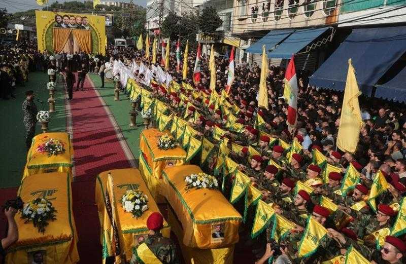 لبنان.. تشييع حاشد لعناصر من حزب الله قضوا بغارات إسرائيلية جنوب البلاد