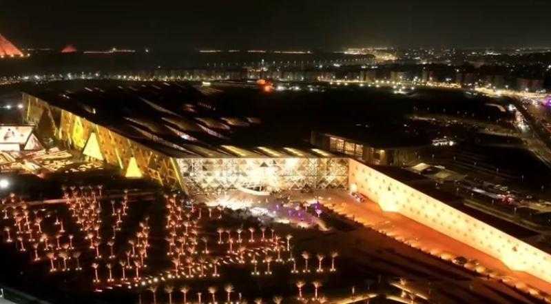 مسئول بالمتحف الكبير: طوابير غفيرة من مصريين وسياح .. وشعور بالفخر يعم الأجواء